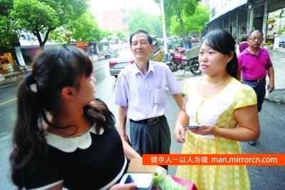 8月11日，江夏兴新街上，刚登记的职工牛艳华（右）通过朋友关系，帮徐家尧（中）打听其他未登记的职工。本版摄影 记者苗剑