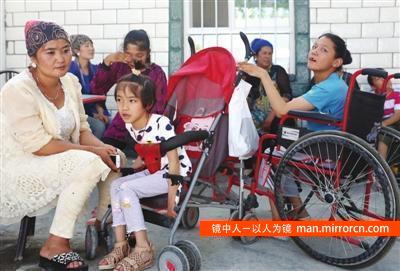 新疆女子照顾20个脑瘫孩子 不抛弃不放弃(图)