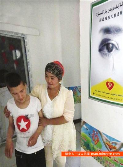 新疆女子照顾20个脑瘫孩子 不抛弃不放弃(图)