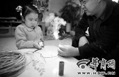 4岁的虎宝正在感受爸爸制作的“放炮神器” 华商报记者 陈团结 摄