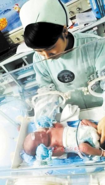 市四医院的医护人员主动充当女婴的“临时妈妈”，给予孩子无微不至的照顾。 长沙晚报通讯员 王珍 摄