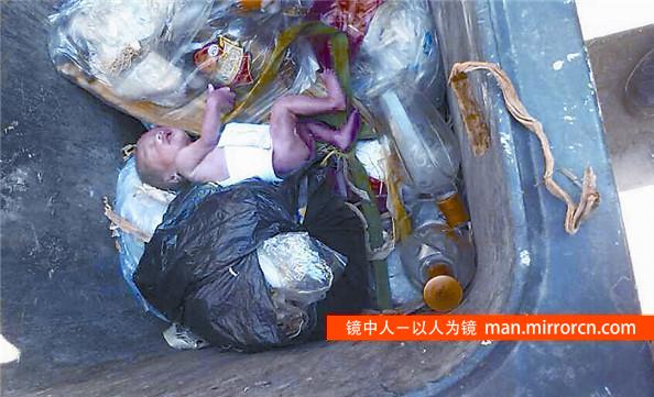 初生健康婴儿被赤身扔进垃圾桶