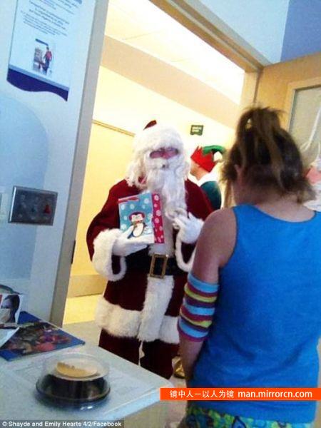 小布什扮圣诞老人 正能量 小布什扮成圣诞老人探访儿童医院 分发玩具(图)