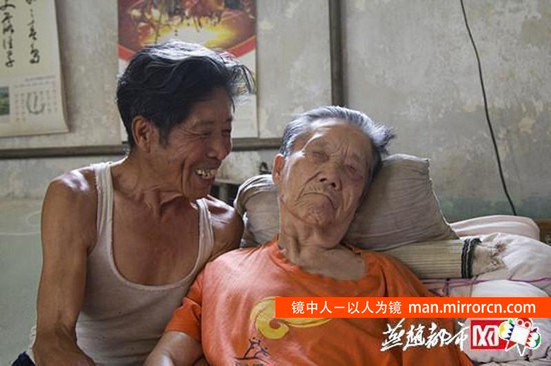 79岁老人照顾瘫痪老伴11年