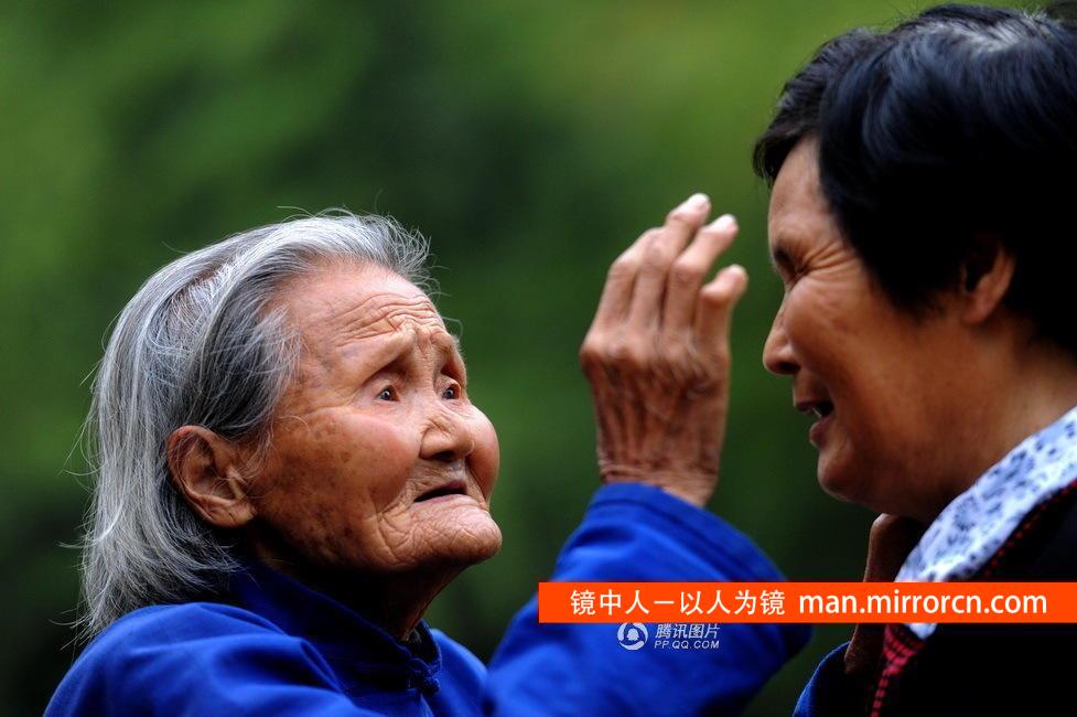 90岁老母照顾盲女65年