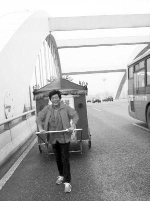 女子拉板车载九旬老母游中国 步行近4000公里 正能量 