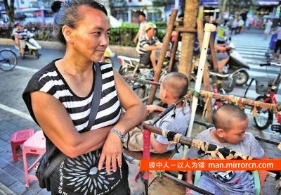 脑瘫双胞胎先后被生母养母抛弃 大姨收养照顾 正能量 如果你想要帮助陈雅珠和这对双胞胎男孩，可以拨打东快新闻热线968977。
