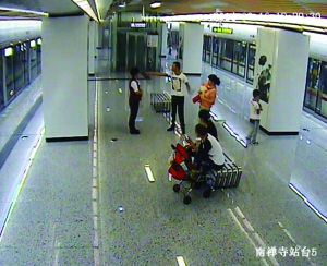 夫妻地铁站抱孩子随地小便辱骂暴打保洁员和乘务员
