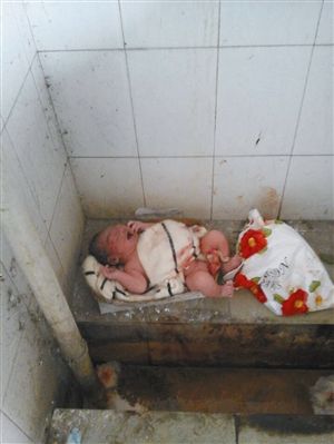 健康男婴遭遗弃公厕内 脐带连着胎盘(图)