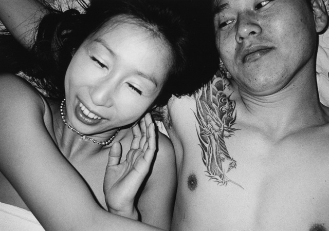 韩国黑帮的情色生活  摄影师揭韩国黑帮情色世界 裸女相伴供淫乐(组图)