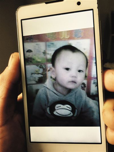 爷爷的手机中一直存着王宇可爱模样的照片。家属供图