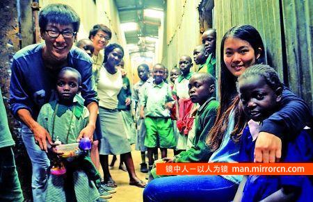 大学生自费到肯尼亚贫民窟支教 筹钱重建小学