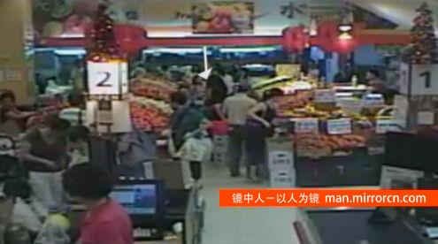 华裔女子在纽约超市内弃子 监控还原全过程(图)
