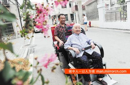 男子为95岁老母制作代步车